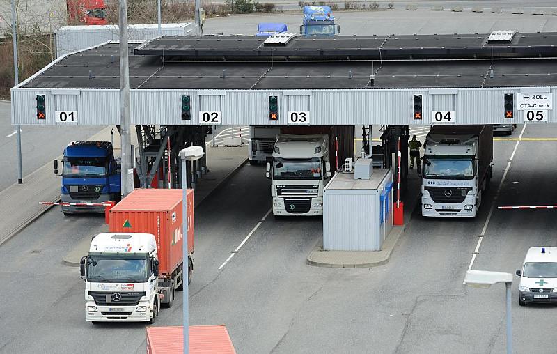 Hamburg-Fotos - Containerhafen - Terminal Altenwerder Beladene Sattelschlepper - Zollabfertigung Terminalgelnde. 99_0297 Zur Beschleunigung der Zollabfertigung ist an dem Seezollhafen Altenwerder eine Zollstation eingerichtet. Die Sattelzge fahren zum Checken der Ladung und Papiere an die dafr vorgesehene Prfstelle.