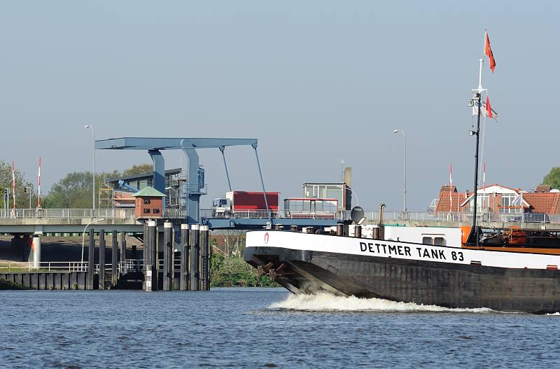 010_3980 Ein Tankschiff fhrt elbaufwrts Richtung Hamburger Hafen. Die DETTMER TANK 83 passiert gerade die Mndung der Lhe in die Elbe; ber das Sperrwerk, dass das Hinterland vor Sturmflut schtzen soll fhrt eine Klappbrcke. Fotos von der Elbe bei Hamburg - Elbufer, Mndung der Lhe bei Grnendeich. Klappbrcke + Lhesperrwerk, Tankschiff fhrt elbaufwrts. 