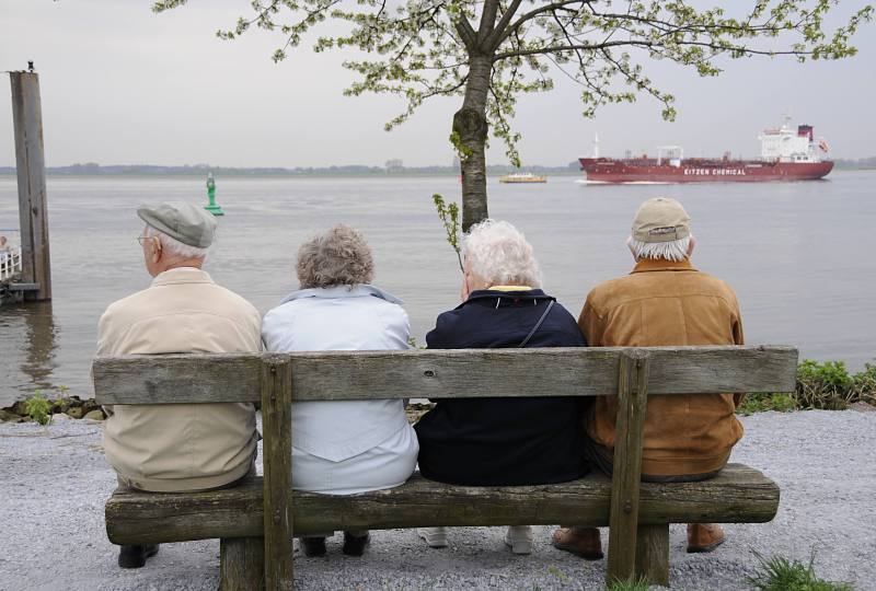 013_3427 DDer Anleger LHE an der Lhemndung und dem Sperrwerk wird gerne als Ausflugsziel fr eine Fahrt ins Grne ausgewhlt. Vom Elbufer aus knnen die Ausflgler die Schiffe auf der Elbe beobachten, eine Fhre fhrt an das andere Elbufer zum Schulauer Fhrhaus von Wedel. Elbe am Anleger LHE - Ausflgler am Elbufer - Schiffe auf der Elbe.nBilder vom Hamburger Umland - Ausflugsziele fr Hamburger.