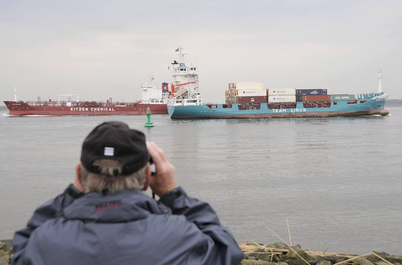 Fotos von der Elbe bei Hamburg - Schiffsbewegungen auf dem Fluss. Shipspotting am Anleger LHE / Grnendeich; Mann mit Fernglas - Frachtschiffe. 014_3431 Die Fahrrinne der Elbe verluft dicht am Elbufer bei Grnendeich / Lhe; aus diesem Grund ist dieser Ort ein beliebter Platz fr Shipspotter. Sie stehen mit ihren Fernglsern und Kameras am Elbufer und beobachten die vorbeifahrenden Schiffe.