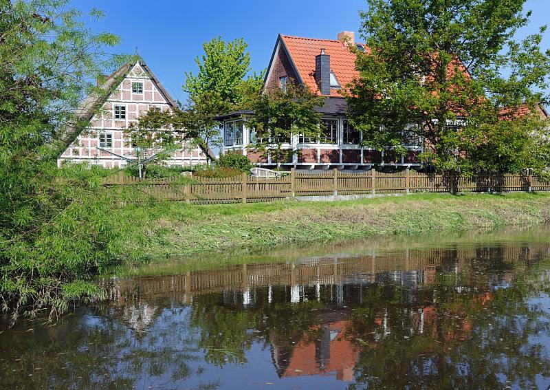 Fotografien vom Alten Land; Ausflugsziel fr die Hamburger. Historische Architektur am Ufer der Lhe; Fachwerkhaus. 020_4075 Wohnhuser am Lheufer - da der Fluss keine Schleuse hat ist sein Pegel von der Tide der Elbe abhngig. Bei Ebbe ist der Wasserweg durch das Alte Land kaum zu befahren.