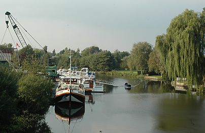011_15009 - Hafen an der Dove Elbe; Weiden am Ufer, ein Motorboot fährt Richtung Neuengamme.