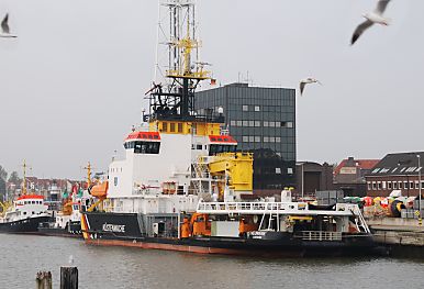 011_15059 - das Schiff der Kstenwache, die Neuwerk, am Hafen - Kai von Cuxhafen.