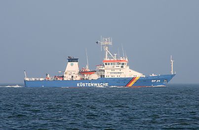 011_15060 - die Kstenwache der Bundespolizei fhrt Richtung Elbmndung; das Schiff ist die BP 25 / Bayreuth mit ca. 17 Mann an Bord. 