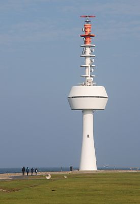 011_15066 - Spaziergnger an der Nordseekste der Hamburg Insel Neuwerk.