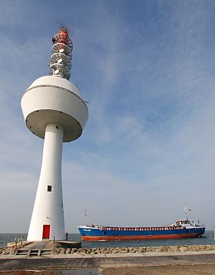 011_15067 - ein Versorgungsschiff fhrt Richtung Hafen von Neuwerk. 