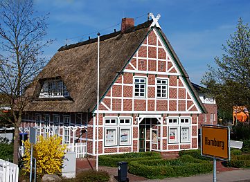 011_15471 - Fachwerkhaus, mit Reet gedeckt an Hamburgs Stadtgrenze im Alten Land; das gelbe Schild mit der Aufschrift Hamburg am Strassenrand weist den Autofahrer darauf hin.