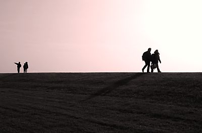 011_15073 - Spaziergnger am Abend auf dem Deich.