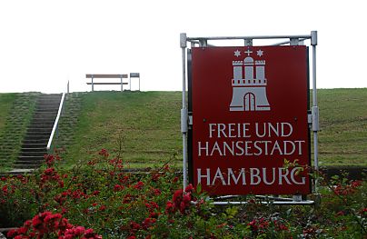 011_15074 - am Deich das Schild Freie und Hansestadt Hamburg auf Neuwerk.