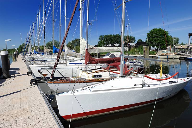 070_4805 Im Sportboothafen liegen die Segelyachten in Boxen vor Wellenschlag geschtzt nahe der Mndung der Schwinge in die Elbe. Segelschiffe liegen am Bootsschlengel am Ufer der Schwinge. Aufnahmen aus der Metropolregion Hamburg. 