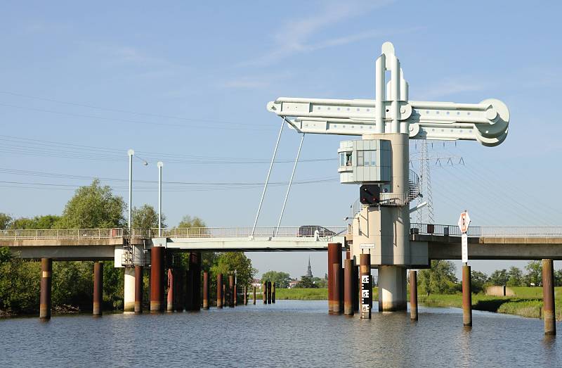 Klappbrcke ber die Schwinge.Motive der Touristen Metropolregion Hamburg. 072_8054 Die Waagebalkenklappbrcke ber die Schwinge hat eine Spannweite von 29m - ein Brckenpegel zeigt die lichte Durchfahrtshhe an. Bei Bedarf wird die Brcke fr die Schifffahrt geffnet. Im Hintergrund der Kirchturm der Stader St. Cosmae-Kirche.