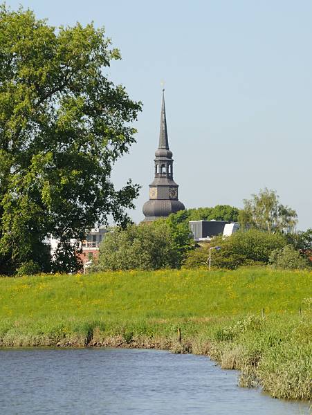 Kirchturm der Barockkirche St. Cosmae. Fotos der Sehenswrdigkeiten aus der Hamburger Metropolregion.  076_8062 Blick von der Schwinge auf den Barockturm der in der zweiten Hlfte des 13. Jahrhundert ursprnglich im Stil der Backsteingotik erbauten St. Cosmae et Damiani Kirche. Die Zwillingsbrder Cosmas und Damian waren rzte und Mrtyrer, die ihre Kranken unentgeltlich behandelten.