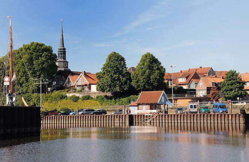 Tourismus in der Metropolregion Hamburg / Hansestadt Stade. Einfahrt zum Hafen Stade - Altstadt mit St. Cosmae-Kirche. 078_8068 Blick auf die Stader Altstadt mit den historischen Fachwerkhäusern und dem Kirchturm der St. Cosmae-Kirche. Stade (Stethu) wird 994 zum erstenmal schriftlich erwähnt und 1209 erhält Stade sein eigenes Stadtrecht.