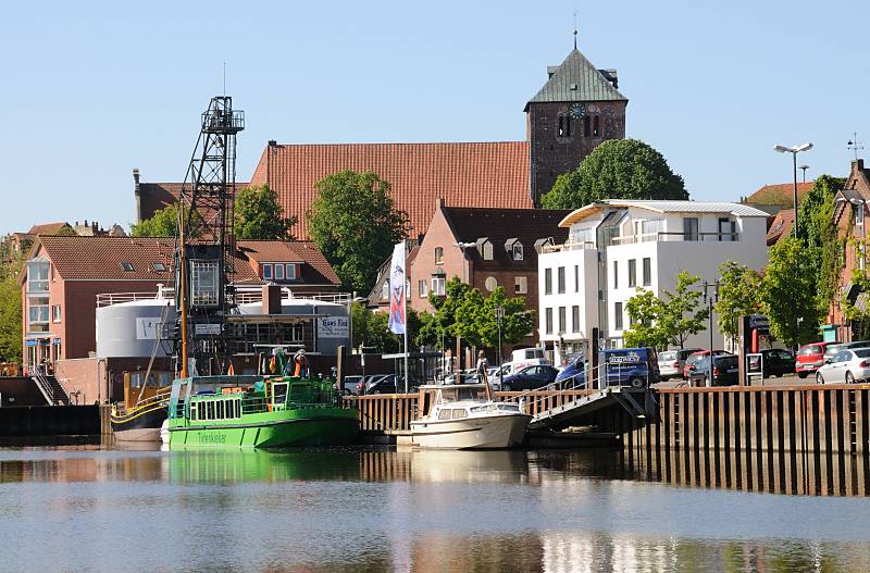 Tourismus in der Metropolregion Hamburg / Hansestadt Stade. Hafen der Hansestadt Stade - St. Wilhadi-Kirche.  079_8070 Anleger im Stader Hafen - am Ufer moderne Neubauten und der viereckige Kirchturm der gotischen Hallenkirche St. Wilhadi. Der Ursprung der Kirche geht bis in das 11. Jahrhundert zurck.