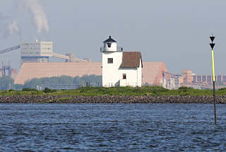 062_8012 Blick vorbei am historischen Leuchtfeuer Julessand zum gegenber liegenden Elbufer zur Aluminium Oxyd Stade GmbH. Rechts steckt im Boden der flachen Elbe ein Seezeichen, das auf eine Gefahrenstelle / Untiefe hinweist; die Stellung der schwarzen Dreiecke weist darauf hin.