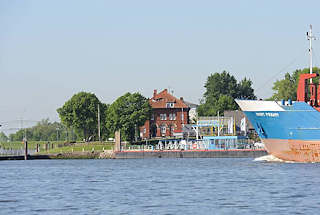 064_4775 Blick zum Fhranleger Stadersand - lks. mndet die Schwinge in die Elbe. Der Frachter EVERT PRAHM fhrt flussaufwrts Richtung Hamburger Hafen; das 1996 gebaute Schiff hat seinen Heimathafen in Leer und hat ein Frachtvolumen von 1598 Tonnen. 