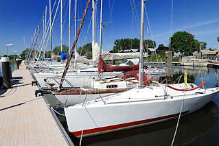 070_4805 Im Sportboothafen nahe der Mndung der Schwinge in die Elbe liegen die Segel- yachten vor Wellenschlag geschtzt in Boxen am Schlengel. 