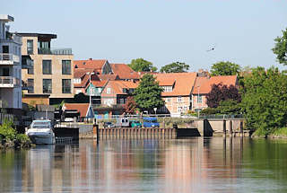 077_8066 Einbiegung der Schwinge in den Stader Hafen - 2009 wurden am Stader Hafenrand Brohuser und Wohnungen direkt am Wasser fertig gestellt. Einige der exklusiven Wohnhuser haben einen eigenen Schiffsanleger. Im Hintergrund Teile der historischen Altstadt Stades mit den ziegelgedeckten