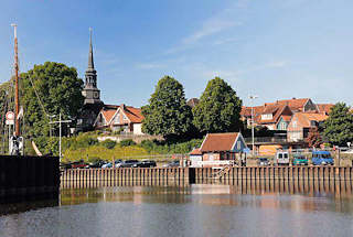 078_8068 Blick auf die Stader Altstadt mit den historischen Fachwerkhusern und dem Kirchturm der St. Cosmae-Kirche. Stade (Stethu) wird 994 zum erstenmal schriftlich erwhnt und 1209 erhlt Stade sein eigenes Stadtrecht.   