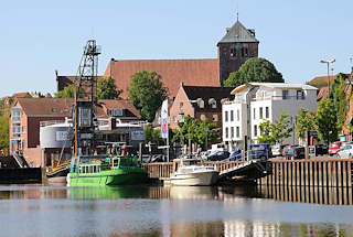 079_8070 Anleger im Stader Hafen - am Ufer moderne Neubauten und der viereckige Kirchturm der gotischen Hallenkirche St. Wilhadi. Der Ursprung der Kirche geht bis in das 11. Jahrhundert zurck.   