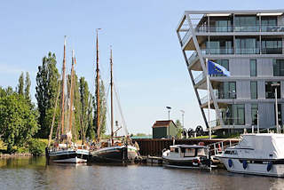 082_8081 Die Ewer "WILHELMINE VON STADE" und "WINDSBRAUT" liegen im Stader Stadthafen - die flachbodigen Transportschiffe haben die Waren aus dem Alten Land in die umliegenden Stdte gebracht - die Masten sind klappbar, so knnen die Schiffe auch niedrige Brcken passieren. Der Ewer