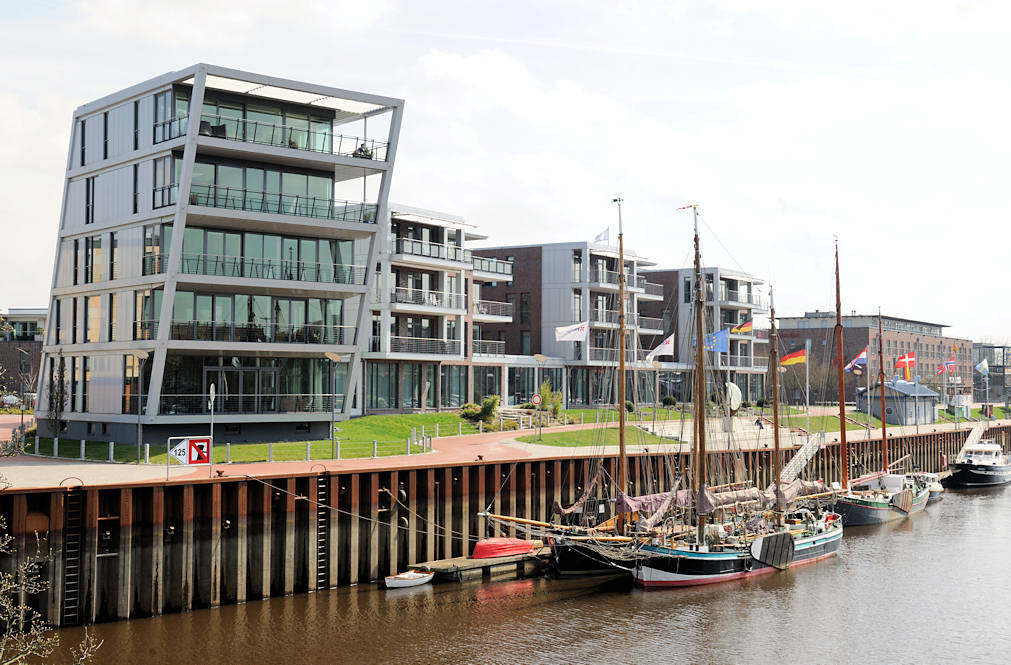 3529 Historische Ewer im Hafen Stades - mehrstckige Wohnhuser am Hafen.