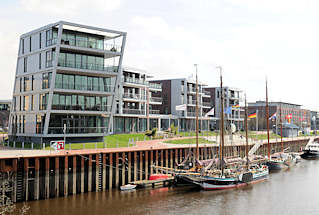 3529 Historische Ewer im Hafen Stades - mehrstckige Wohnhuser am Hafen.