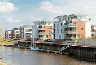 3531 Neubauwohnungen - Wohnen an der Schwinge, am Hafen der Hansestadt Stade; Schiffsanleger vor der Haustr.