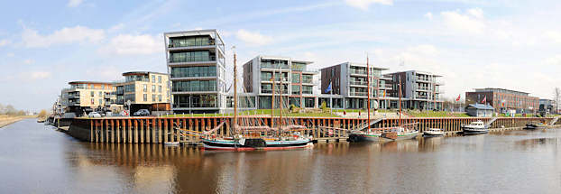 3543 Panoramaaufnahme der Wohnhuser und historischen Schiffe im Hafen von Stade - lks. die Schwinge.