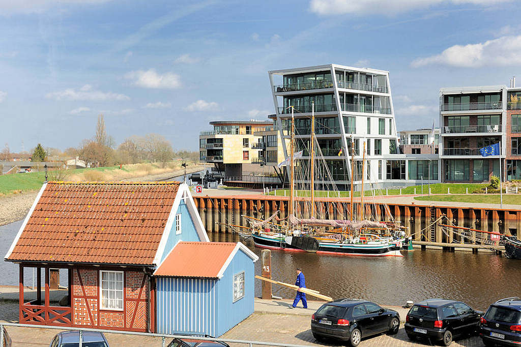 3557 Blick ber den Hafen Stades - moderne Wohngebude am Hafenrand.