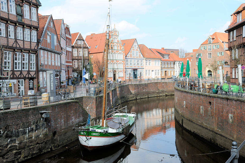 3583 Blick in den historischen Hansehafen Stades - alte Fachwerkgebude an beiden Seiten des Hafenbeckens - im Vordergrund der Ewer WILLI.