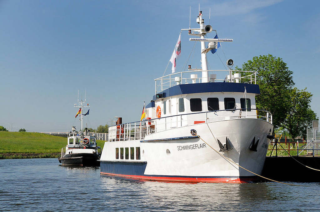 8029 Fahrgastschiff / Ausflugsschiff SCHWINGEFLAIR am Anleger von Brunshausen / Stade.