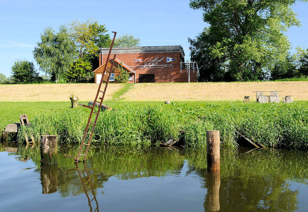 8034 Ufer der Schwinge bei Brunshausen - alte Eisenleiter und Dalben - hinter dem Deich das Vereinhaus eines Ruderclubs. 