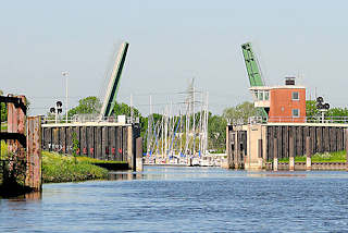 8035 Klappbrücke über die Schwinge - im Hintergrund der Sportboothafen.