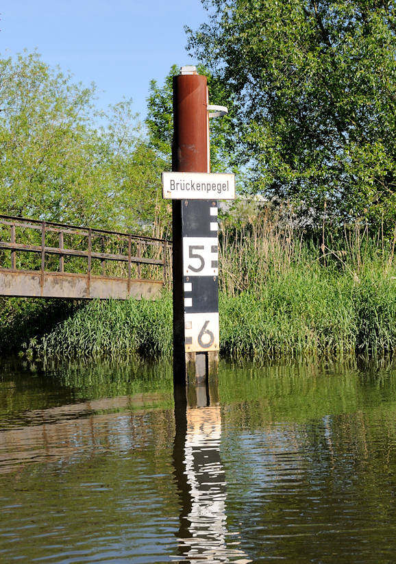 Brckenpegel an der Schwinge - zeigt die lichte Durchfahrt unter einer Brcke an, die je nach Tide variiert.