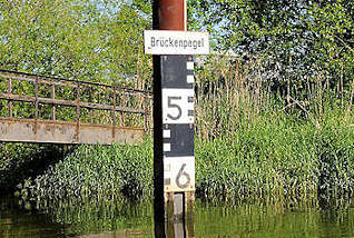 8036 Brckenpegel an der Schwinge - zeigt die lichte Durchfahrt unter einer Brcke an, die je nach Tide variiert.