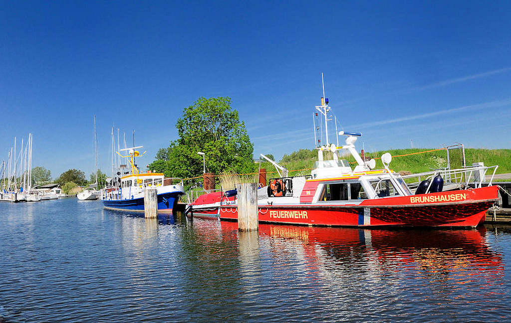 8039 Feuerwehrboot / Lschboot Brunshausen an der Schwinge bei Stade - Feuerlschboot am Schwingeufer.