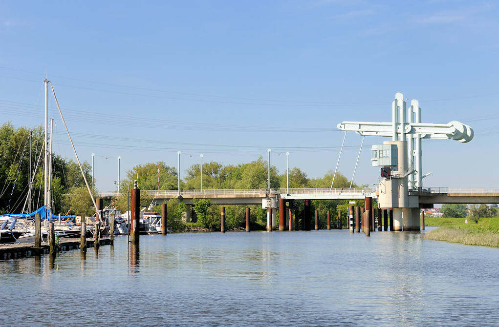 8053 Blick ber die Schwinge zur Klappbrcke der L111 / Buxtehuder Strasse; Sportboote am Ufer.