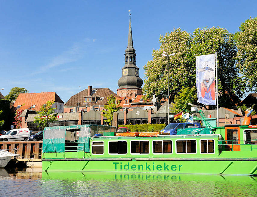 8072 Hafen Stade, Ausflugsschiff Tidenkieker und Kirchturm der Ss. Cosmae et Damiani -- St. Cosmae.