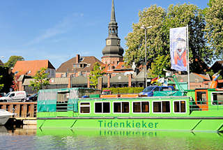 8072 Hafen Stade, Ausflugsschiff Tidenkieker und Kirchturm der Ss. Cosmae et Damiani -- St. Cosmae