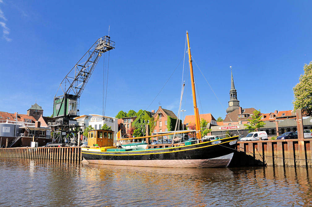 8080 Hafen in Stade - historischer Ewer DORA an der Kaimauer - im Hintergrund Huser und der Kirchturm der Ss. Cosmae et Damiani, St. Cosmae.