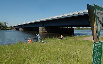 011_14245 - Foto: Angler am Ufer der Sderelbe unter der Autobahnbrcke der A 1; re. ein Schild " Naturschutzgebiet ".