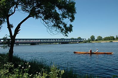 011_14246 - Bild: ein Zweier-Ruderboot kommt aus dem sogen. " Diamantgraben " beim Neulnder Hauptdeich; im Hintergrund die Eisenbahnbrcke ber die Sderelbe.