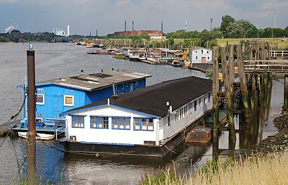 011_15742 - zwei grosse Hausboote liegen an den Duckdalben. 