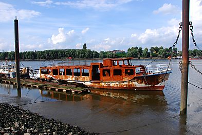 011_15743 - ein rostiges Schiffswrack im Spreehafen. 