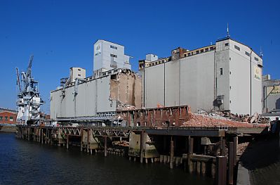 11_15749 - Abriss eines Getreidesilos im Kuhwerder Hafen. 