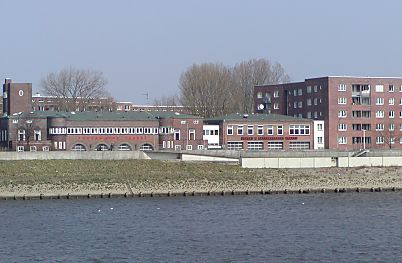 011_15836 - Blick ber den Mggenburger Zollhafen zur Veddel; im Vordergrund die Feuerwehrwache auf der Veddel (03/2003). 