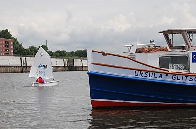 011_15837 - Segelboot und Barkasse auf dem Mggenburger Zollhafen; ab 08/2003 - 2005 wurde die Hochwasserschutzwand auf 7,60m ber NormalNull  erhht. 