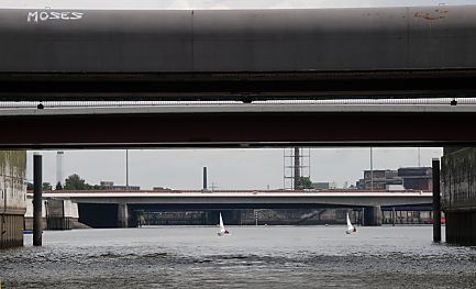 011_15838 - Blick unter der Mggenburger Brcke zum Hafenbecken; im Hintergrund die Autobahnbrcke der A 1.