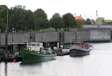 011_15839 - alter Anleger am Veddeler Bogen; auf dem Ponton stehen Holzhuser, zwei Schiffe liegen vor Anker. (2004 )